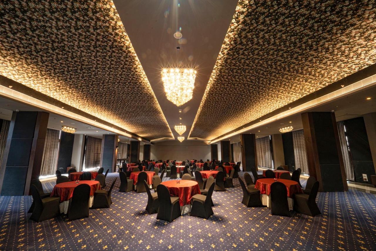 Essentia Luxury Hotel Indore Eksteriør bilde