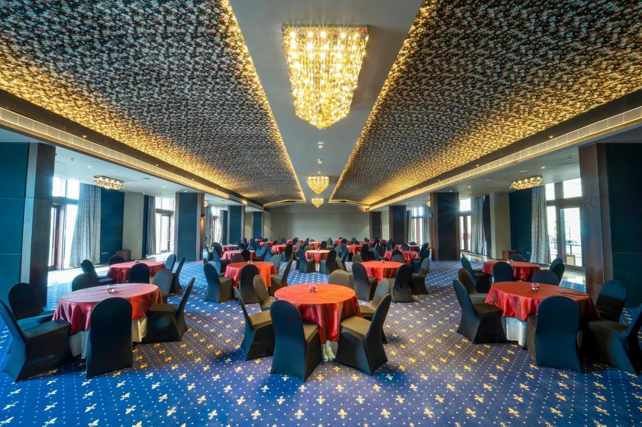 Essentia Luxury Hotel Indore Eksteriør bilde
