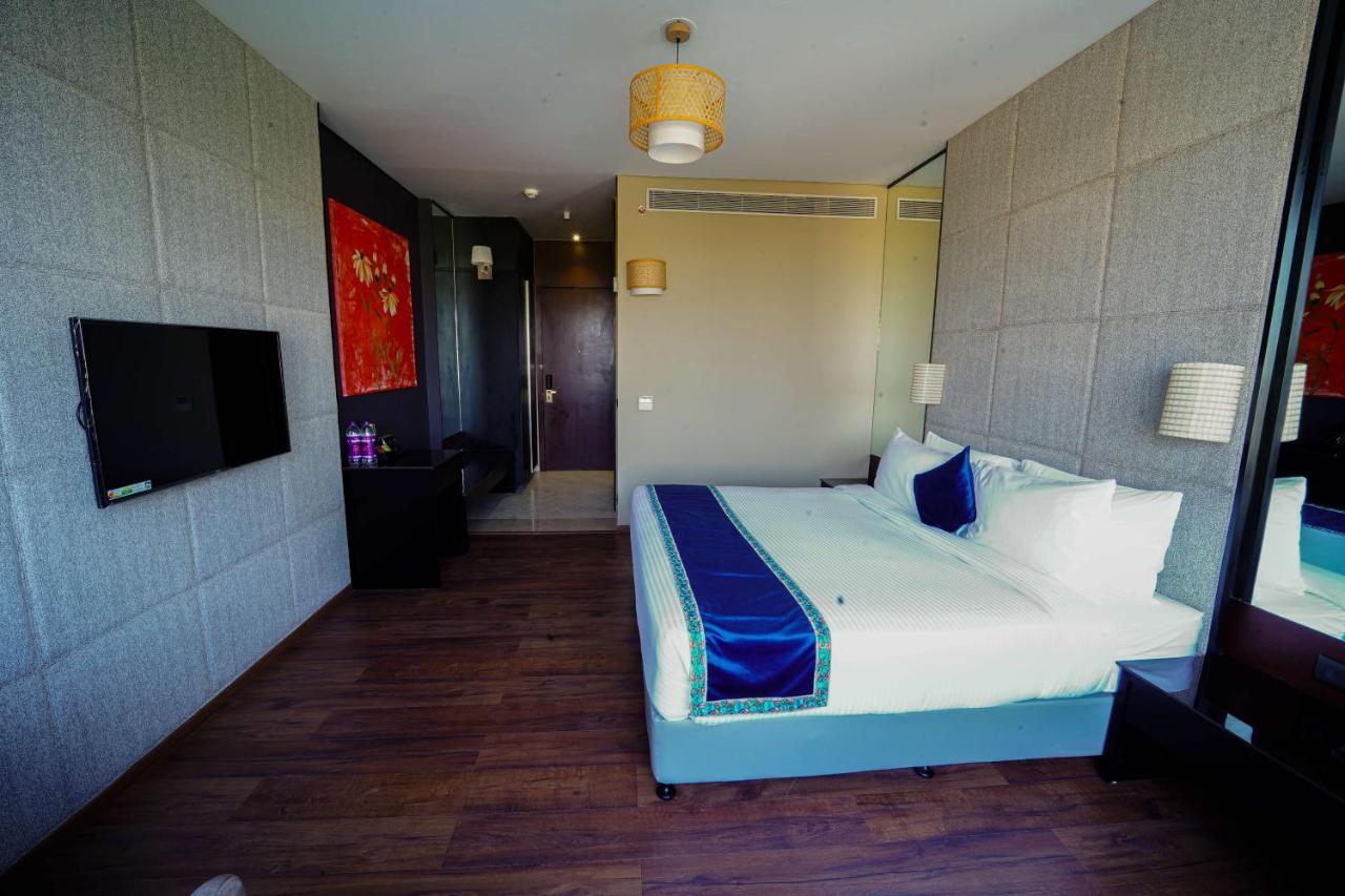 Essentia Luxury Hotel Indore Eksteriør bilde
