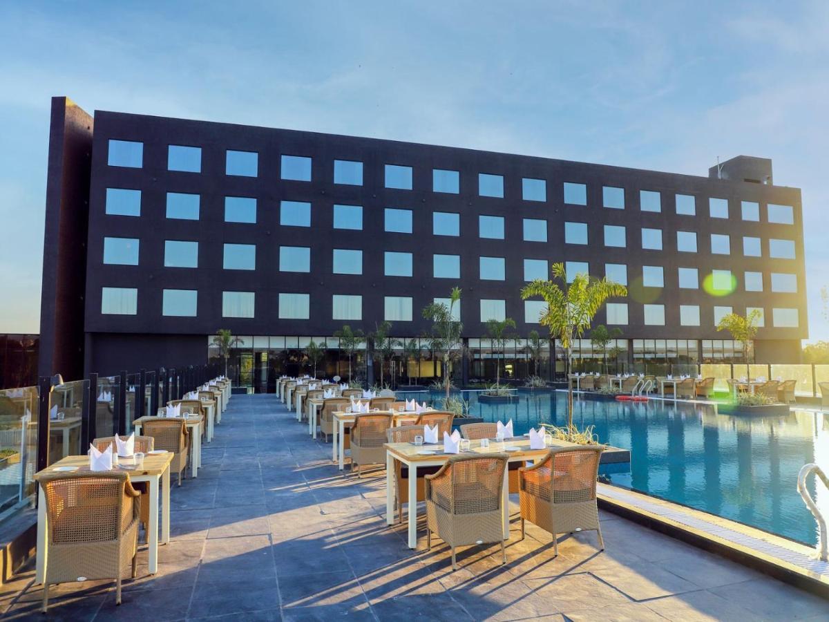 Essentia Luxury Hotel Indore Eksteriør bilde