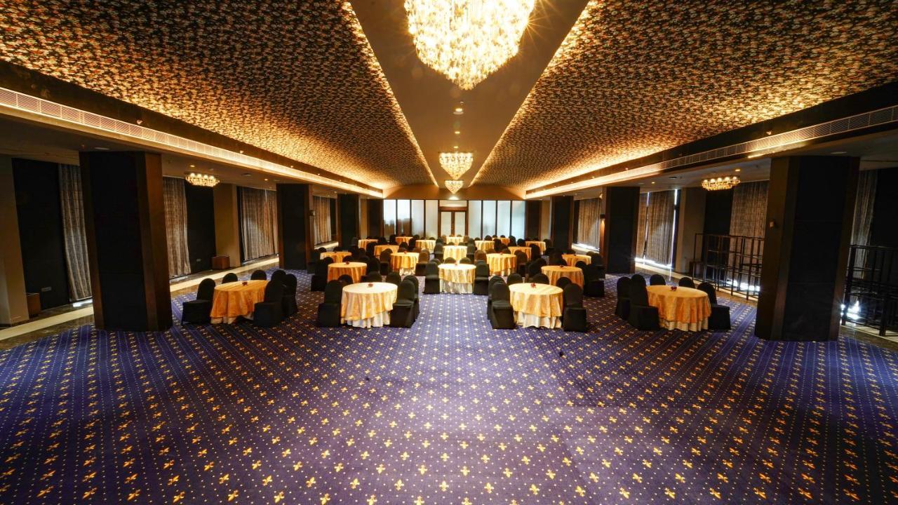 Essentia Luxury Hotel Indore Eksteriør bilde