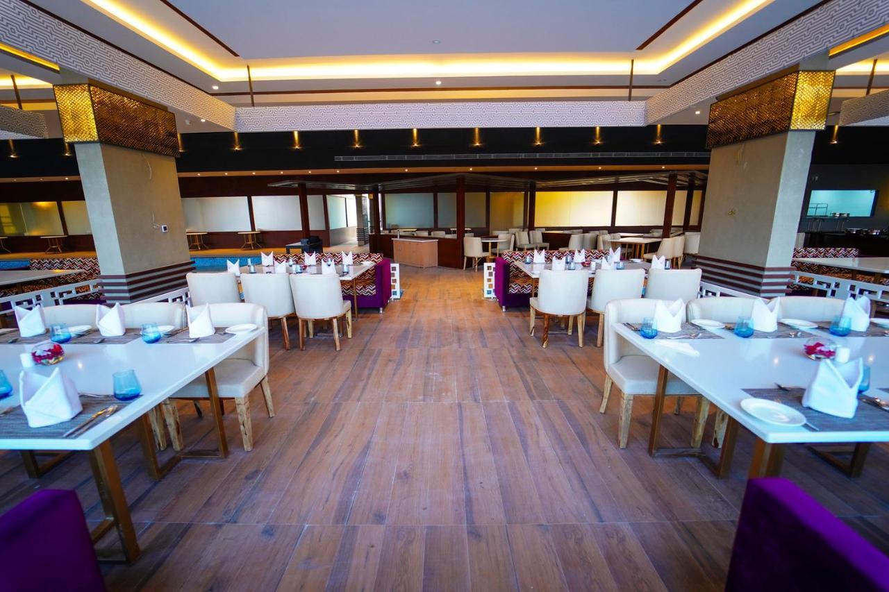 Essentia Luxury Hotel Indore Eksteriør bilde