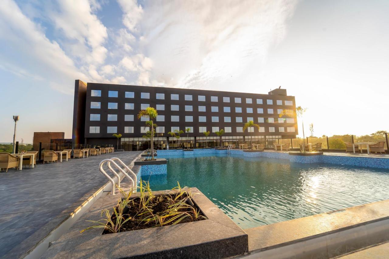 Essentia Luxury Hotel Indore Eksteriør bilde