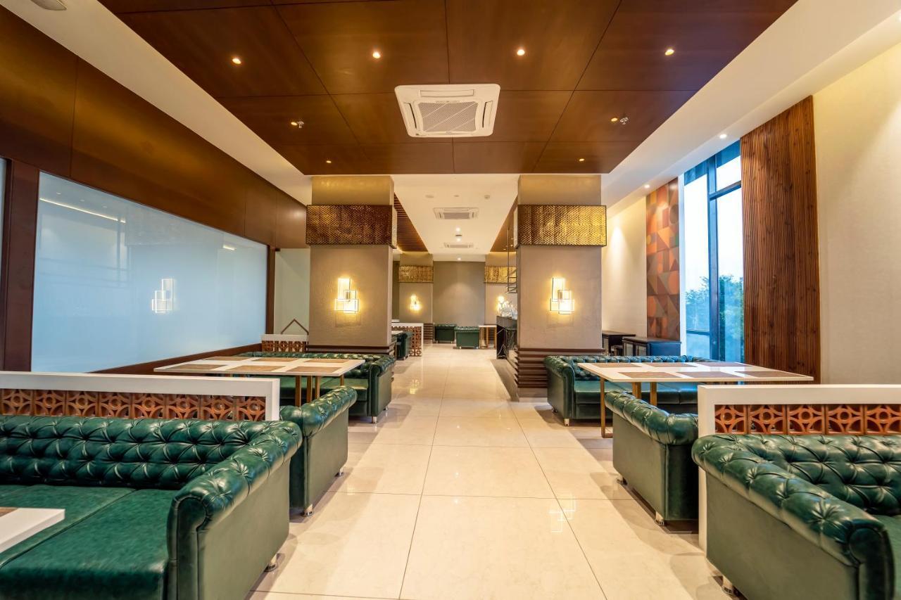 Essentia Luxury Hotel Indore Eksteriør bilde