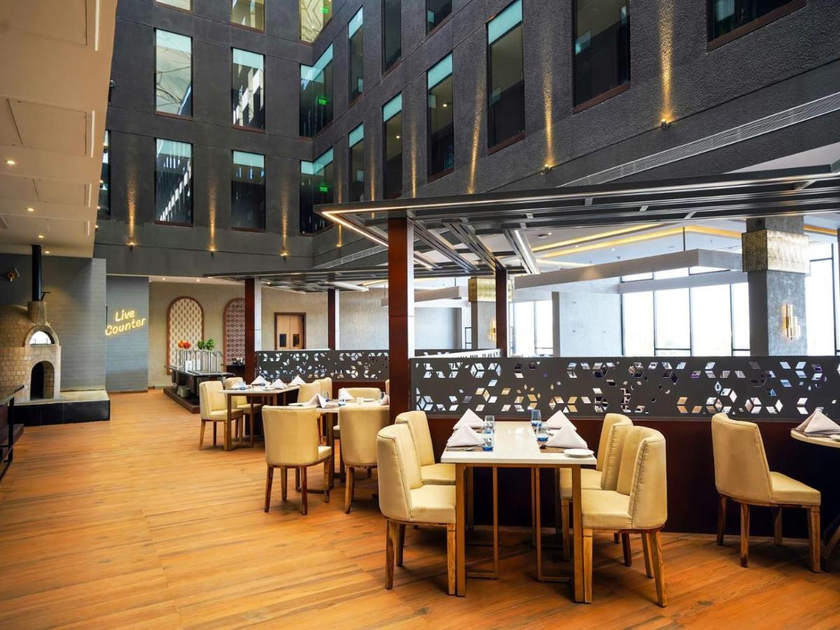 Essentia Luxury Hotel Indore Eksteriør bilde