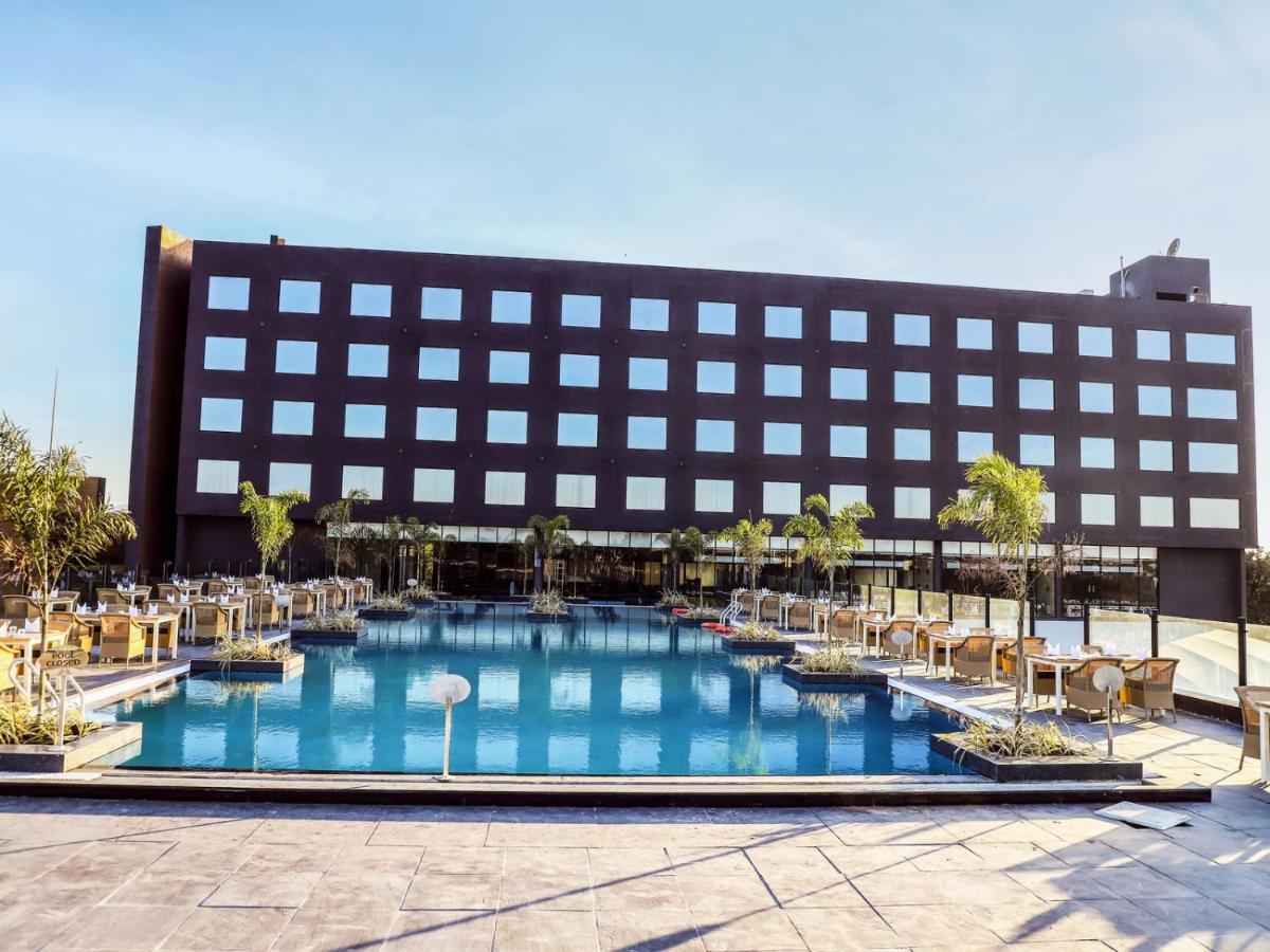 Essentia Luxury Hotel Indore Eksteriør bilde