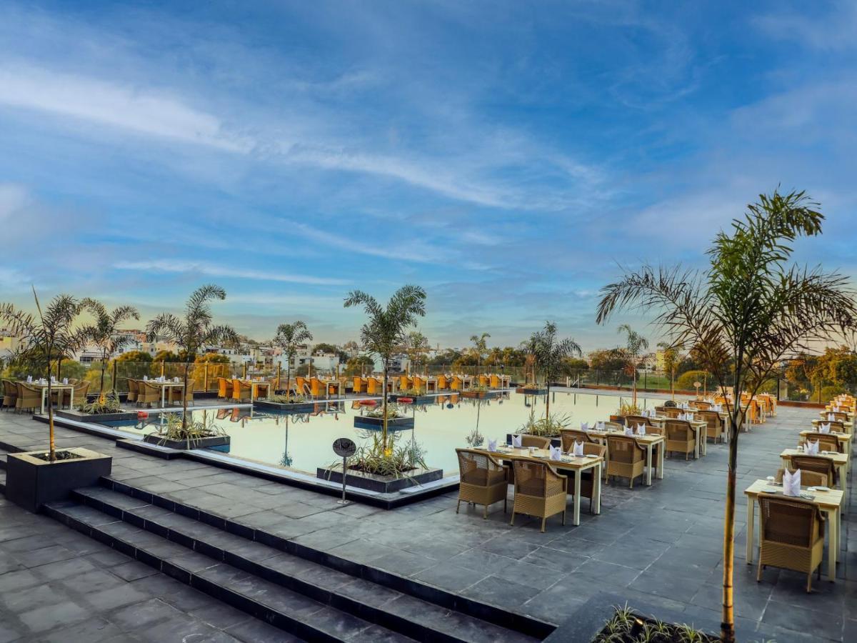 Essentia Luxury Hotel Indore Eksteriør bilde