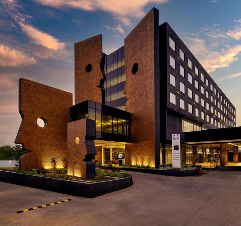 Essentia Luxury Hotel Indore Eksteriør bilde