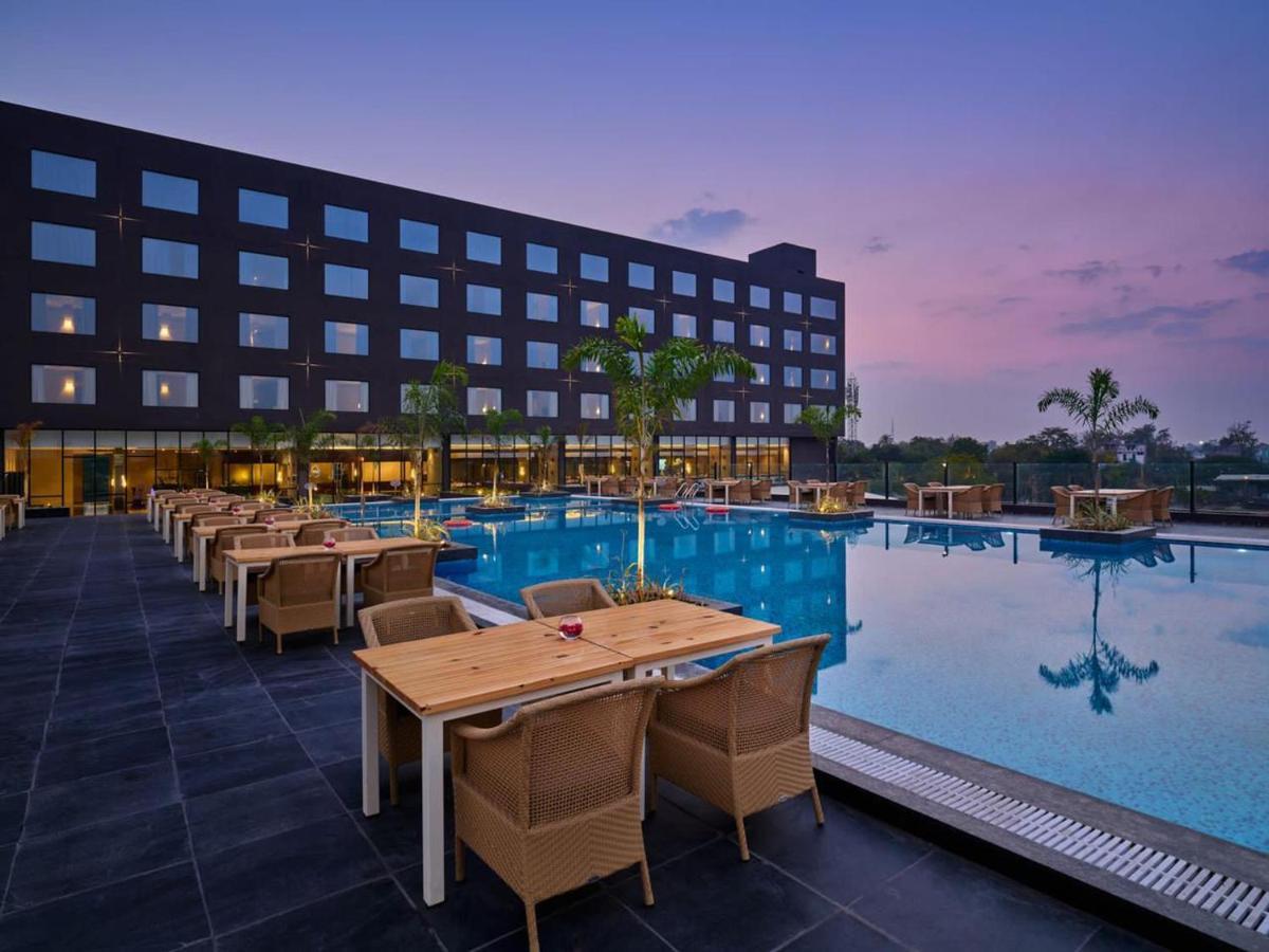 Essentia Luxury Hotel Indore Eksteriør bilde