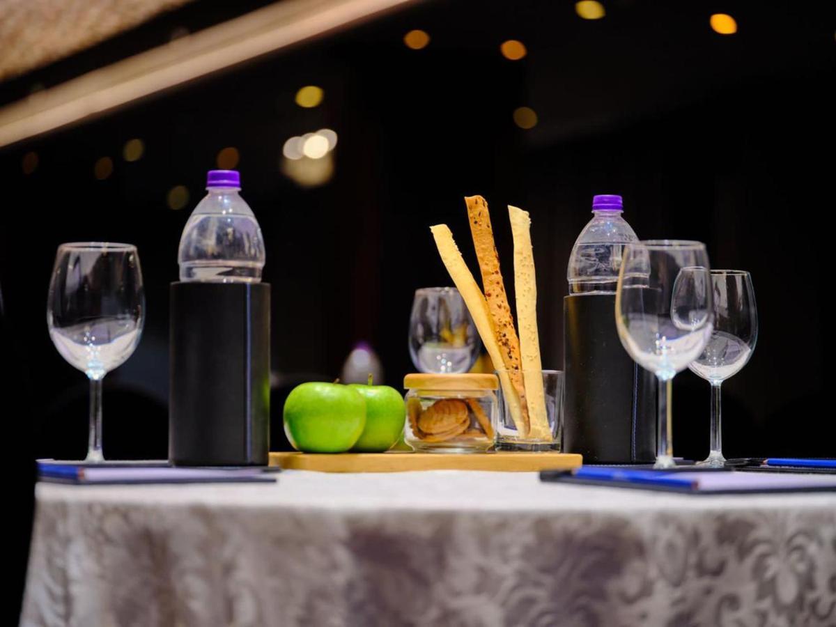 Essentia Luxury Hotel Indore Eksteriør bilde