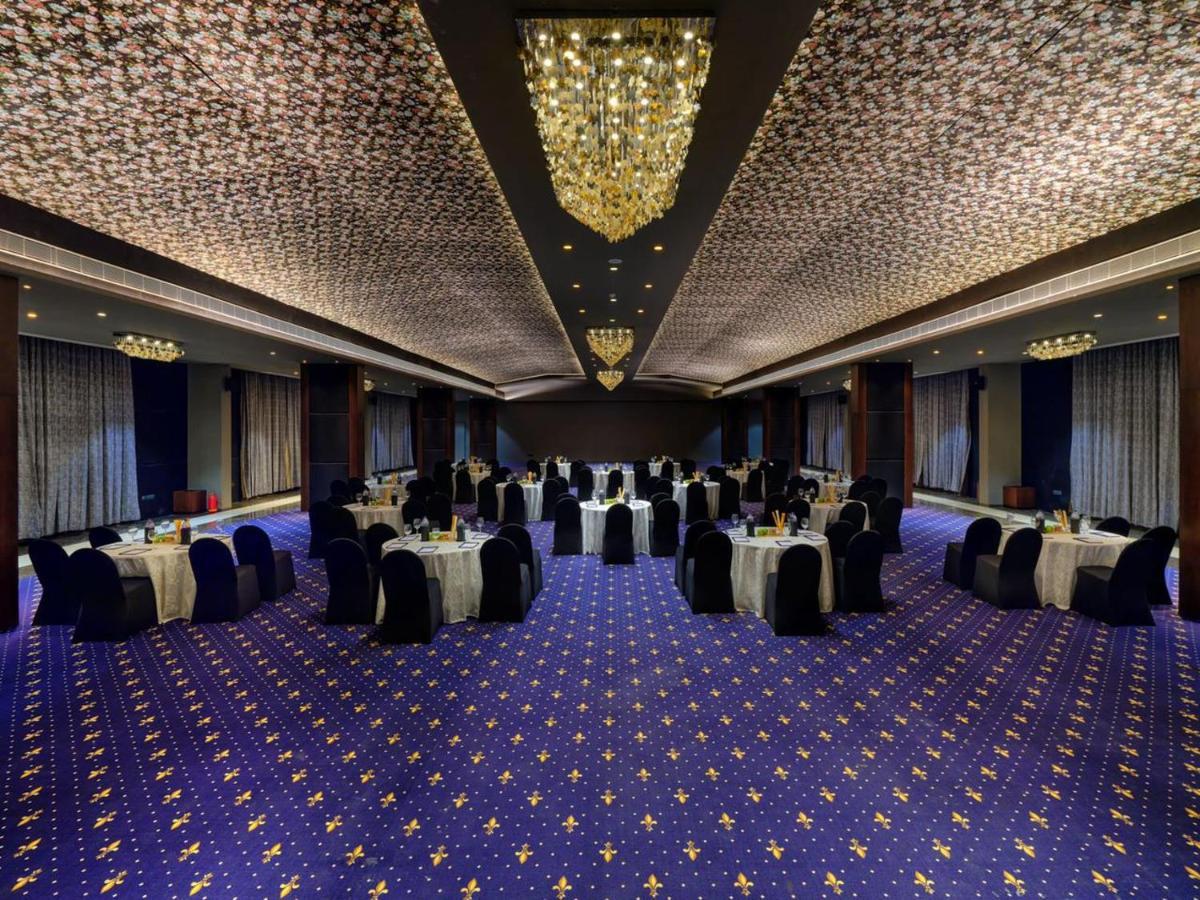 Essentia Luxury Hotel Indore Eksteriør bilde
