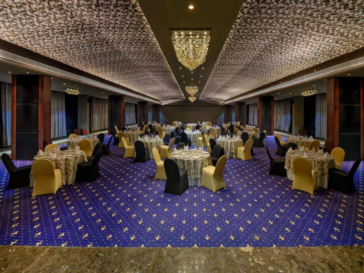 Essentia Luxury Hotel Indore Eksteriør bilde