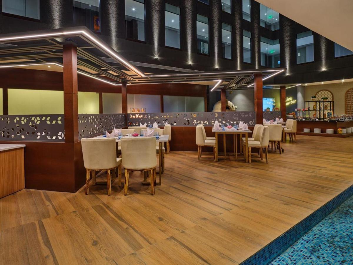 Essentia Luxury Hotel Indore Eksteriør bilde