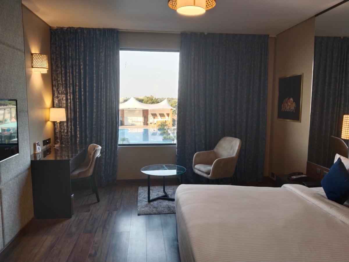 Essentia Luxury Hotel Indore Eksteriør bilde